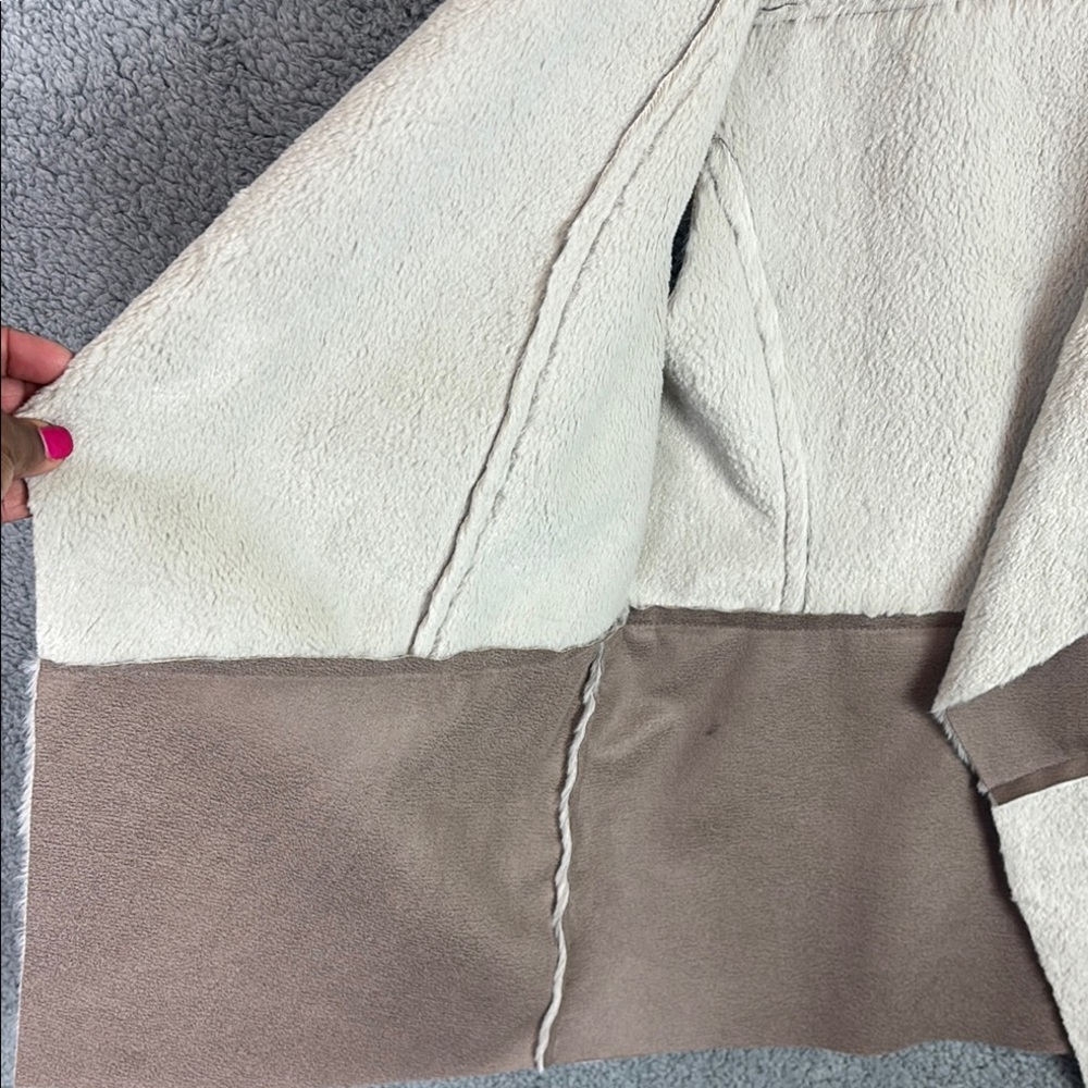 Chico's Tan and Cream Open Front Vest Textured Shawl Collar Sherpa/Suede Medium - Picture 4 of 7
